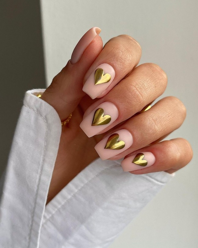 27 Pretty Heart Valentine’s Day Nails : Gold Heart Nails