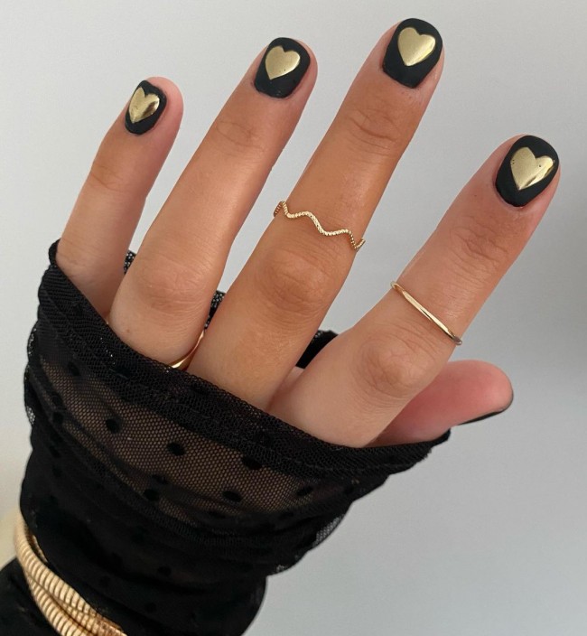 27 Pretty Heart Valentine’s Day Nails : Gold Heart Black Nails