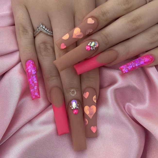 25 Cute Valentine’s Day Nail Designs 2022 : Nude and Pink Nails