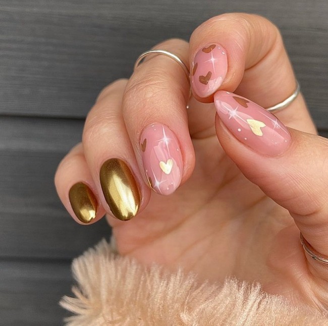 24 Charming Valentine’s Day Nail Ideas : Neutral & Gold Nails with Hearts