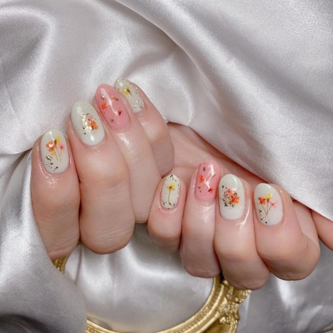 40+ Trendy Flower nail designs 2022 — spring nail art designs 2022, short nails flowers, pressed flower acrylic nails, acrylic nails with flower design, flower nail designs 2022, flower nail art designs, flower nails 2022, spring nail art designs, flower pressed nails