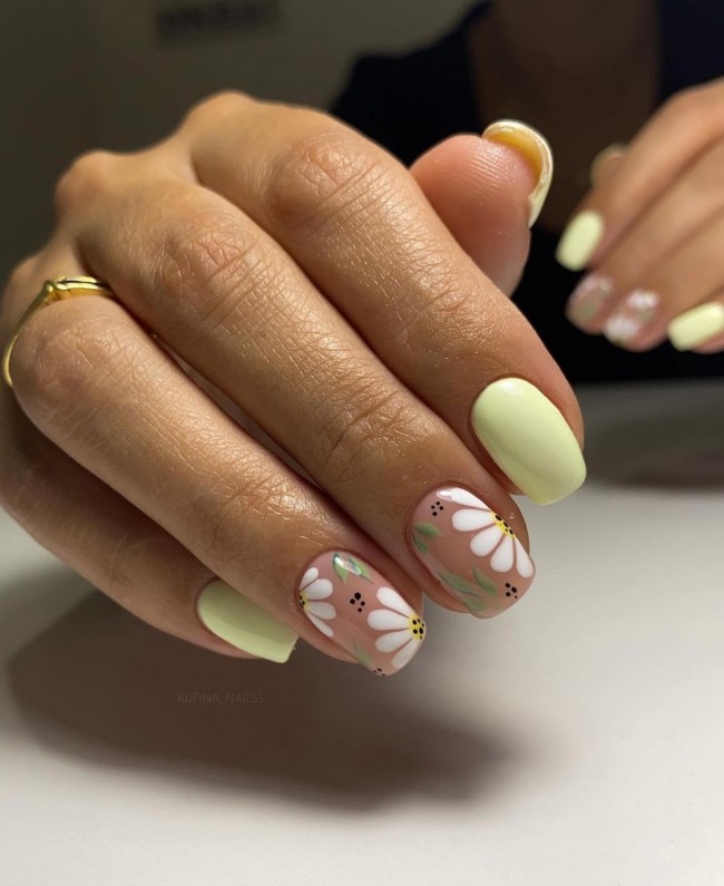 40+ Trendy Flower nail designs 2022 — Pastel Yellow and Flower Nails