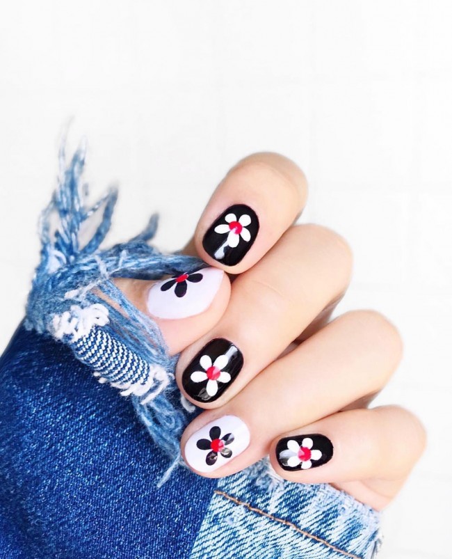 40+ Trendy Flower nail designs 2022 — Flower Design Blue and White Nails