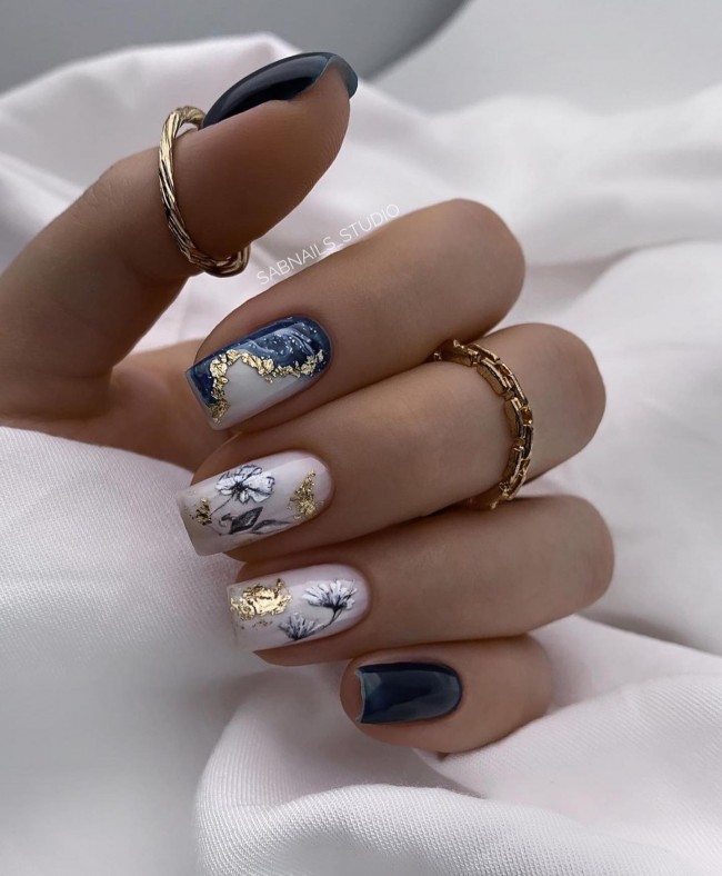 40+ Trendy Flower nail designs 2022 — Blue Tone Marble + Flower Nails