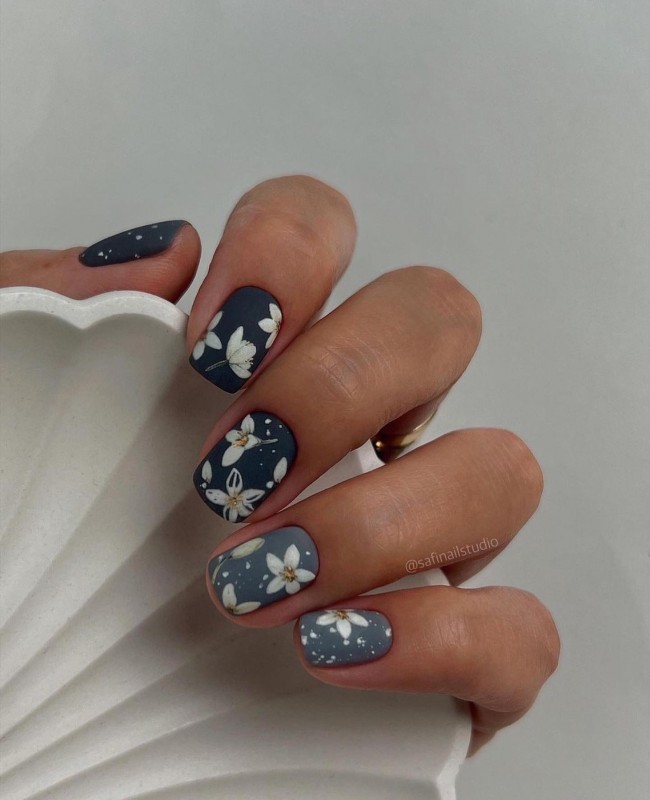 40+ Trendy Flower nail designs 2022 — Flower Design Grey & Navy Nails