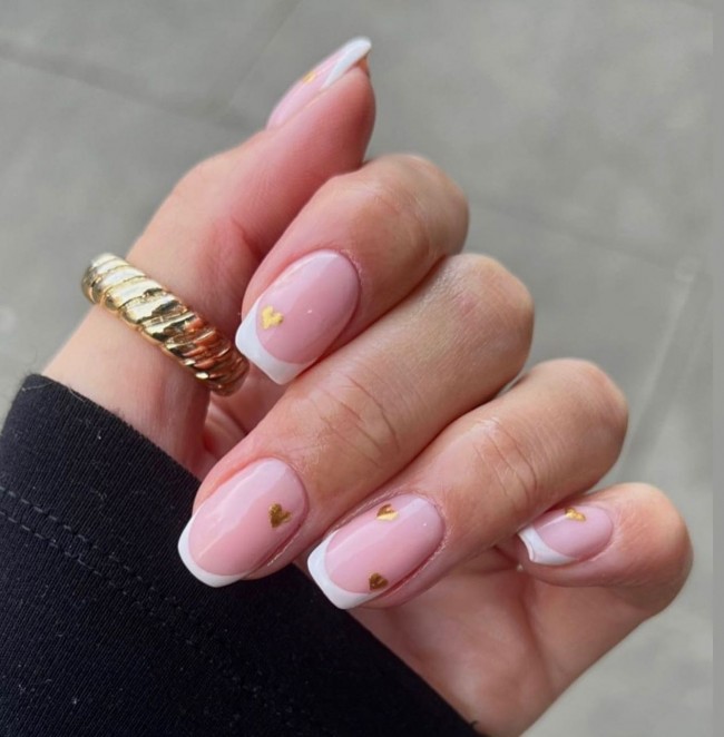 49 Beautiful Valentine’s Day Nails — Scatter Gold Heart Nail Art Design