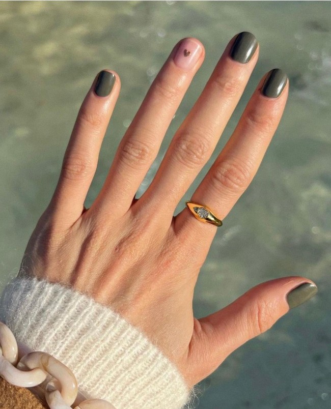 49 Beautiful Valentine’s Day Nails — Dark Green Nails with Gold Heart