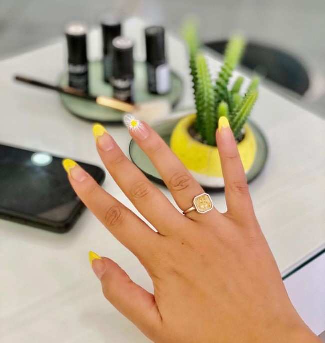 30 Yellow Nail Designs To Spice Up Your Day — Scallop Tip Yellow Nails