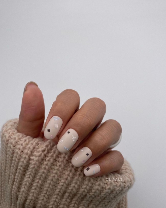 white abstract nails, short nails, neutral nails, matte white nails