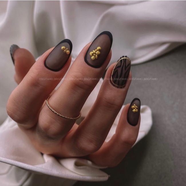 30+ Charming Black Nail Designs — Black Outline Lace Nails + Zebra Nails