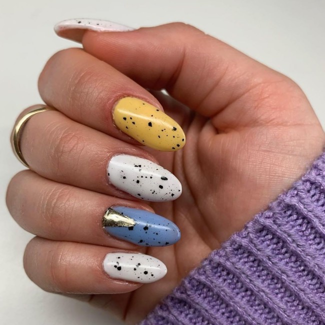 40 Pretty Easter Nails 2022 — Blue, White & Yellow Speckled Egg Nails