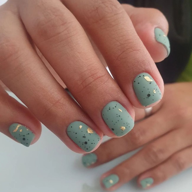 40 Pretty Easter Nails 2022 — Matte Green Eggshell Short Nails