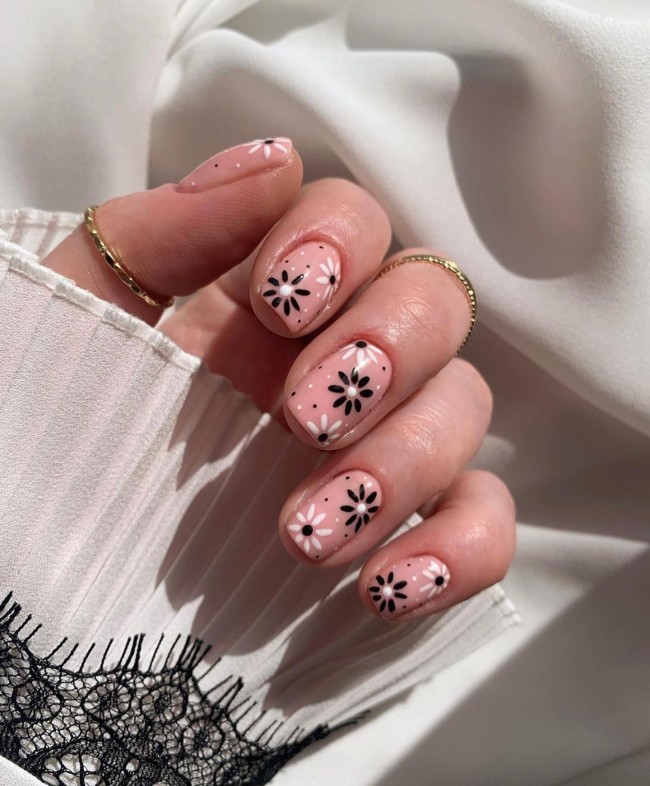 40 The Prettiest Floral Nail Art Designs — Black & White Floral Short Nails