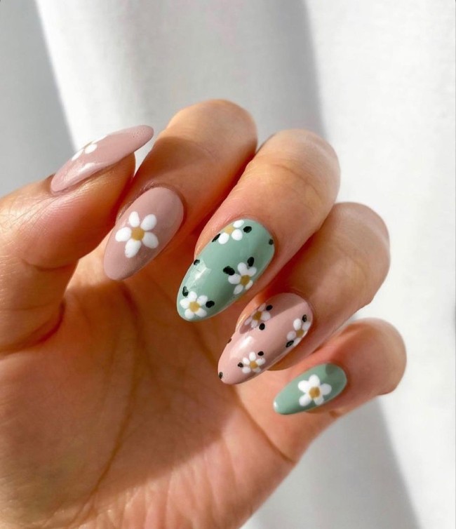 40 The Prettiest Floral Nail Art Designs — Mixed Green & Nude Floral Nails