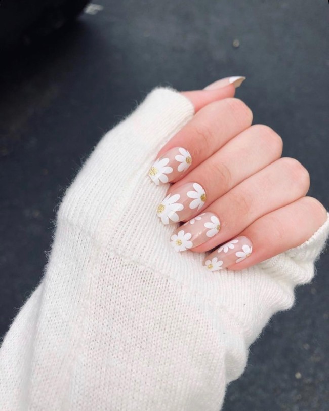 40 The Prettiest Floral Nail Art Designs — White Daisy Natural Nails