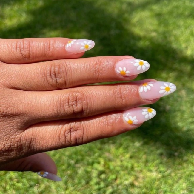 40 The Prettiest Floral Nail Art Designs — Almond-Shaped Nails with Daisy Design