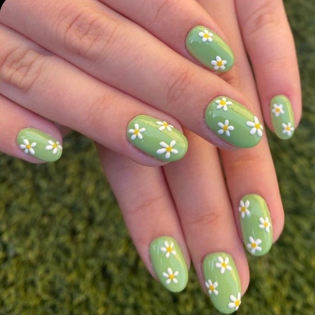 40 The Prettiest Floral Nail Art Designs — White Daisy Green Short Nails