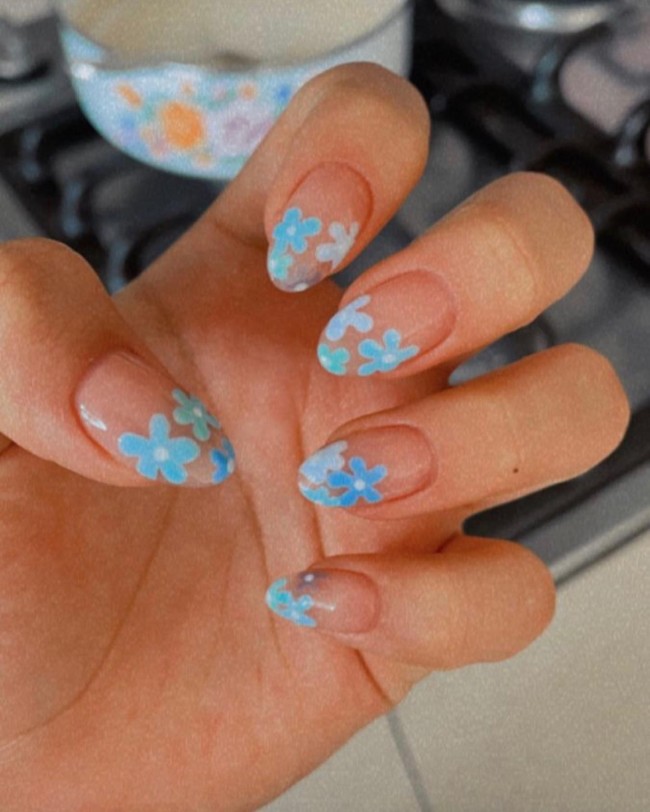 40 The Prettiest Floral Nail Art Designs — Blue Floral Natural Nails