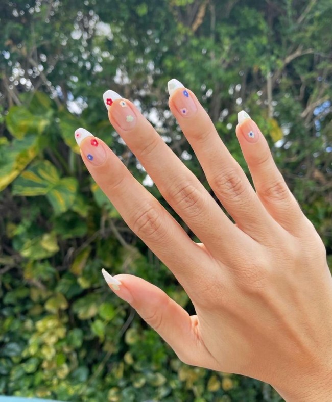 floral nails, floral nail art, floral nail art design, floral nail designs, floral nail ideas, spring nails 2022, floral nail art, flower nail designs 2022, white flower nail art