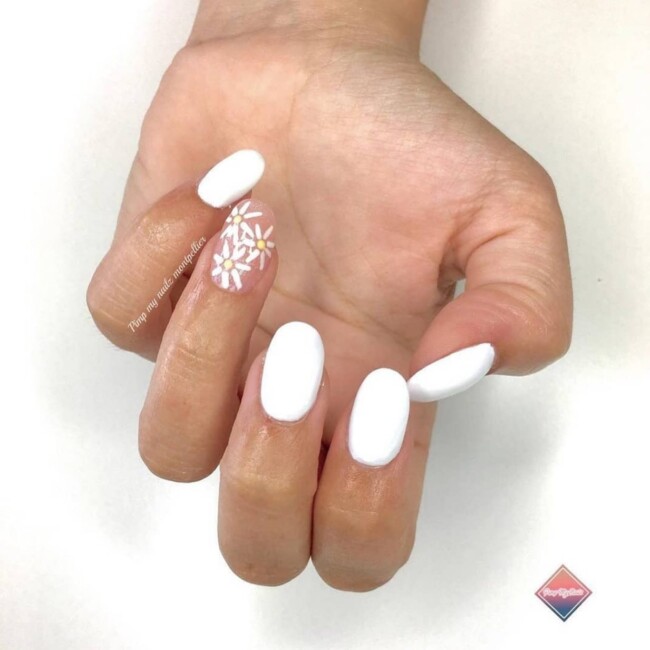 30 White Nail Designs That are Stylish — White Nails Design with Daisy