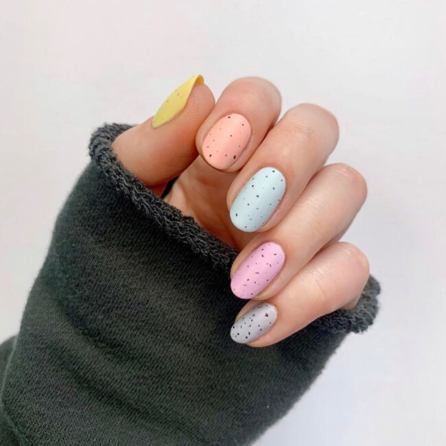 73 Easter Nails That Are Too Cute To Ignore — Pastel Speckled Egg Short Nail Art Design