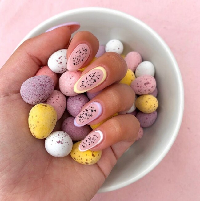 73 Easter Nails That Are Too Cute To Ignore — Pastel Outline Speckled Egg Nails