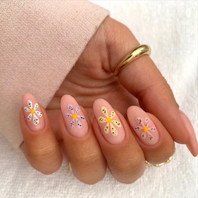 73 Easter Nails That Are Too Cute To Ignore — Mini Egg Daisy Easter Nail Art