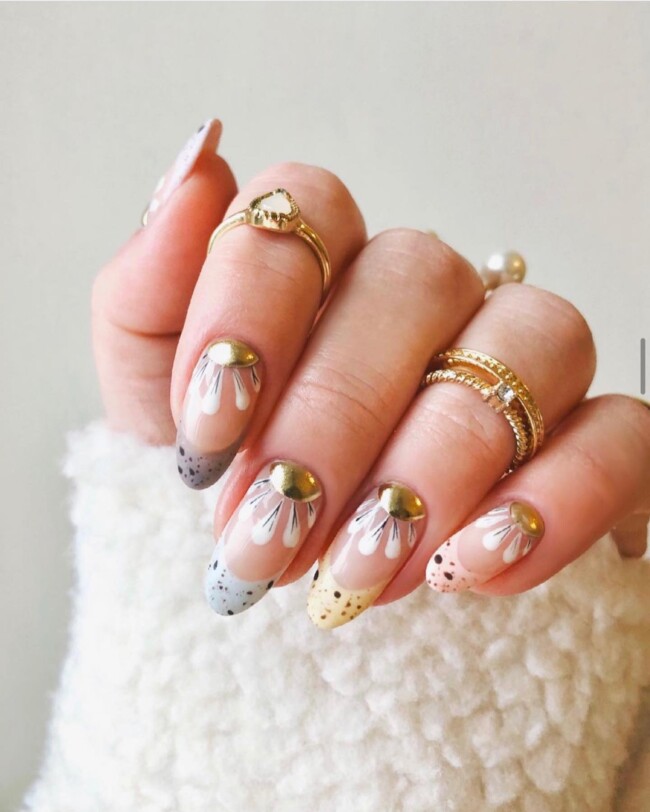 73 Easter Nails That Are Too Cute To Ignore — French Tip Nails & Gold Daisies