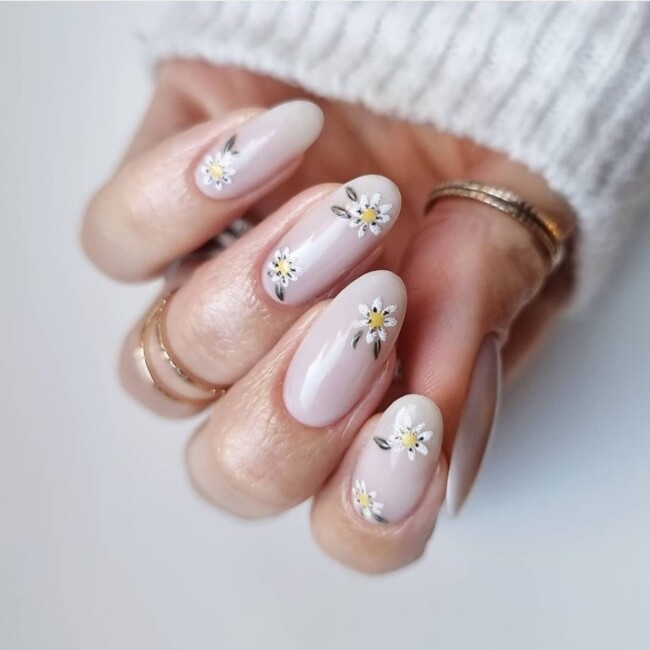 57 Trendy Almond Nails for Spring 2022 — Daisy Nude Almond Nails