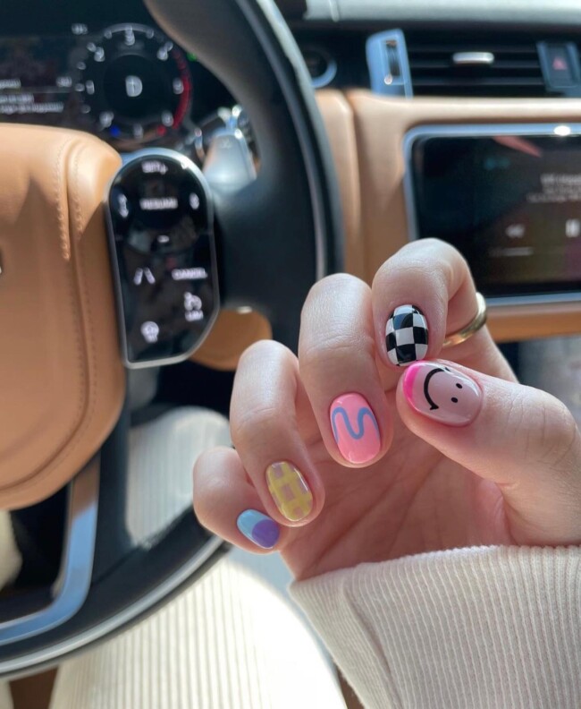 50 Cutest Short Nail Designs for Spring 2022 — Checkerboard, Gingham & Swirl Short Nails