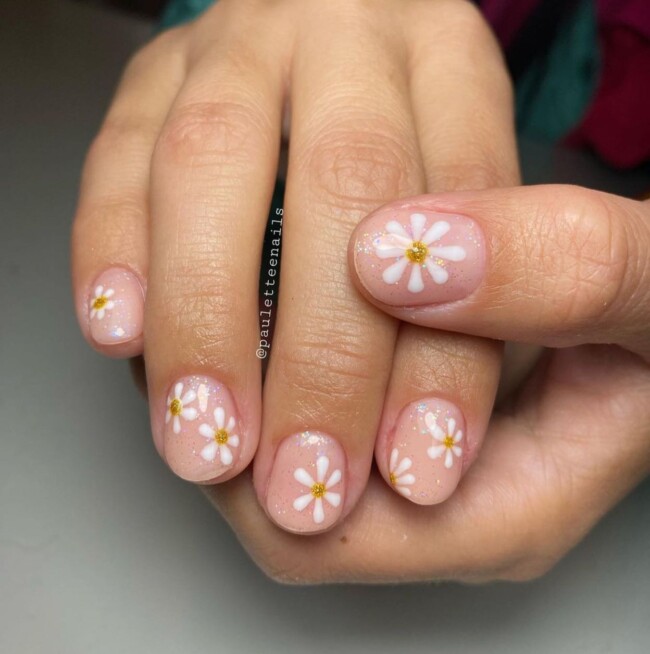 50 Cutest Short Nail Designs for Spring 2022 — White Flower Shimmery Short Nails