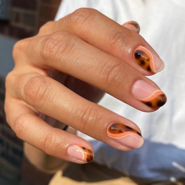 50 Cutest Short Nail Designs for Spring 2022 — Peach & Tortoiseshell Swirl Short Nails