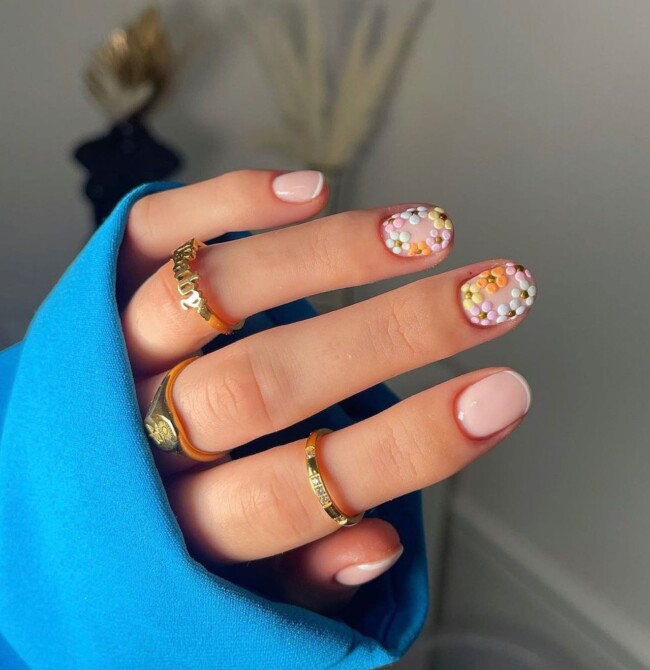 50 Cutest Short Nail Designs for Spring 2022 — Pastel Flower Outline Short Nails