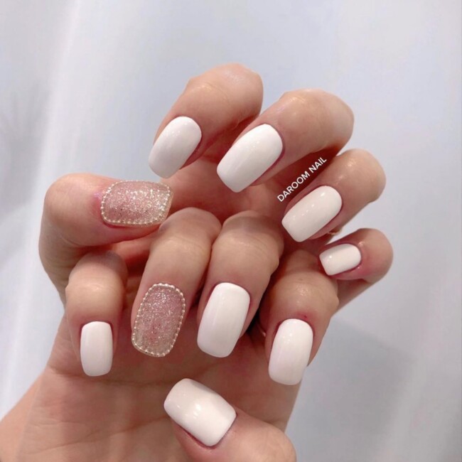 50 Cutest Short Nail Designs for Spring 2022 — Pearl Outline Milky White Nails