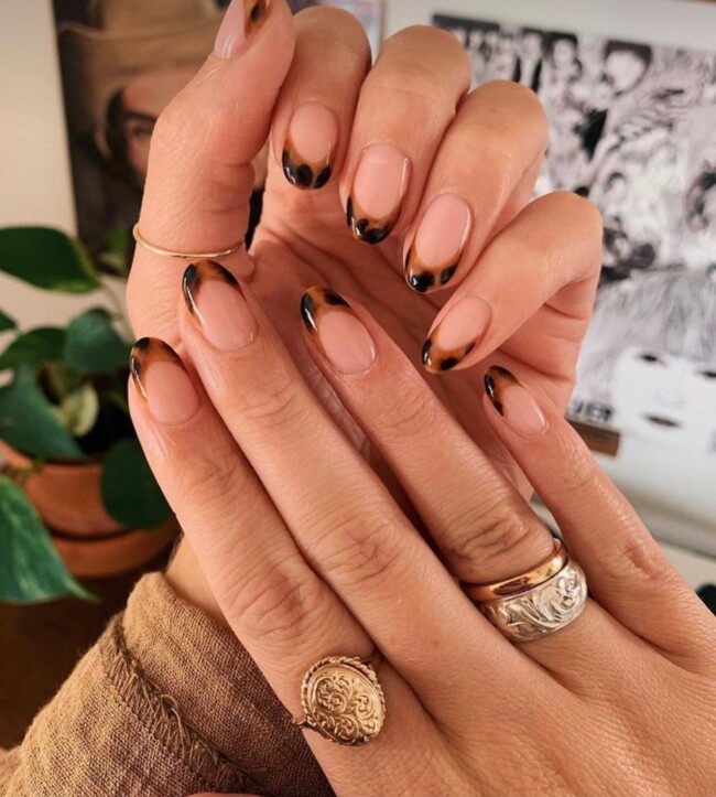 tortoiseshell french tip nails, short nails, short nails for spring, short nails 2022, short nails acrylic, pretty short nails, short nails french, short nails coffin, short nails inspo, short nails pink, short nails natural, short french nails, spring nail designs 2022, short french nails 2022