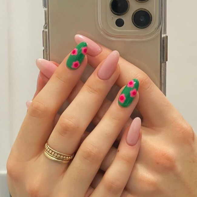 50 Cutest Short Nail Designs for Spring 2022 — Hot Pink Flower on Green Short Nails