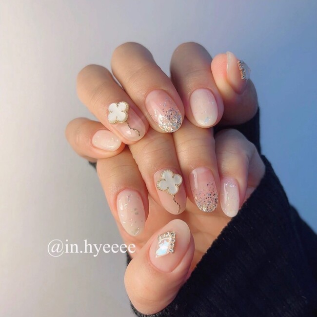 50 Cutest Short Nail Designs for Spring 2022 — 3D Flower Subtle Short Nails