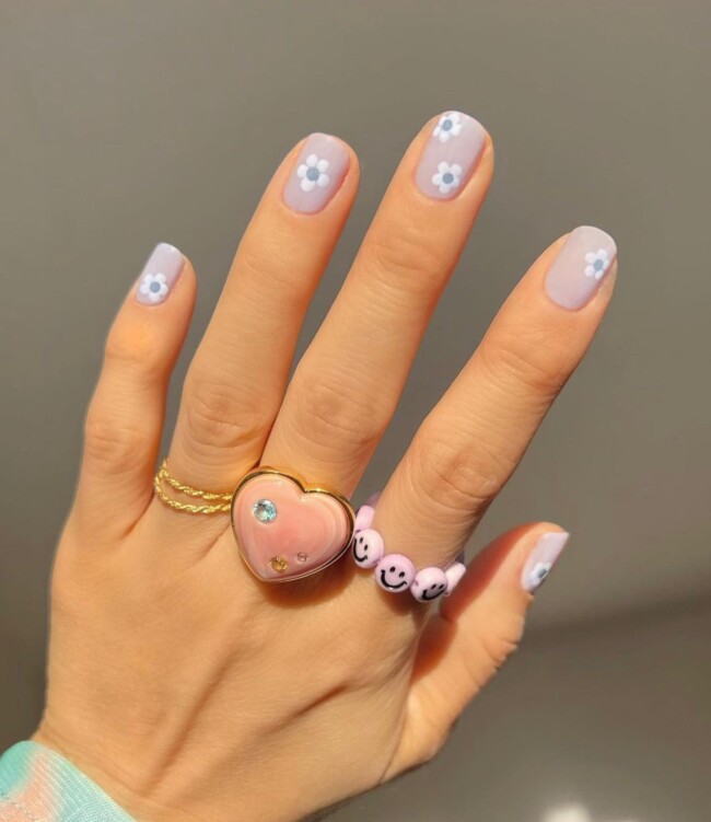 50 Cutest Short Nail Designs for Spring 2022 — Light Blue Grey Flower Short Nails