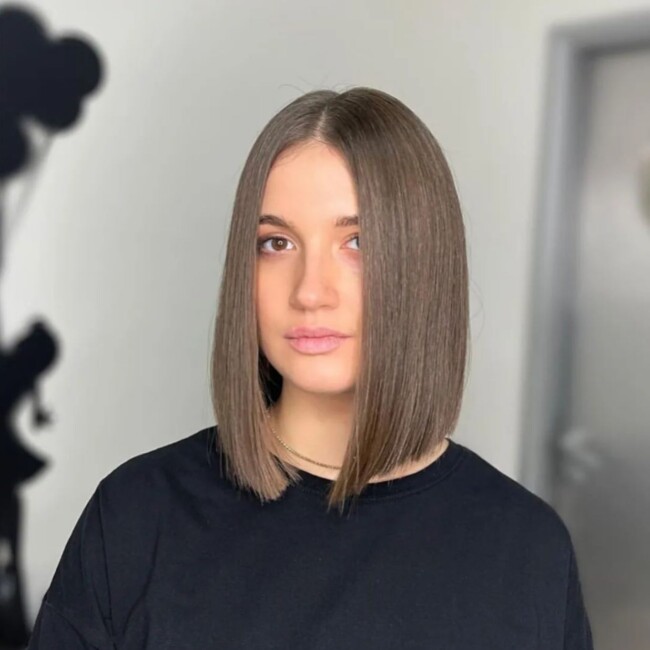 middle part bob with highlights, bob hairstyles, short layered bob with a middle part, middle part layered bob, short bob with middle part, middle part bob blunt cut, bob haircuts, chin-length bob, textured bob, blunt bob haircut