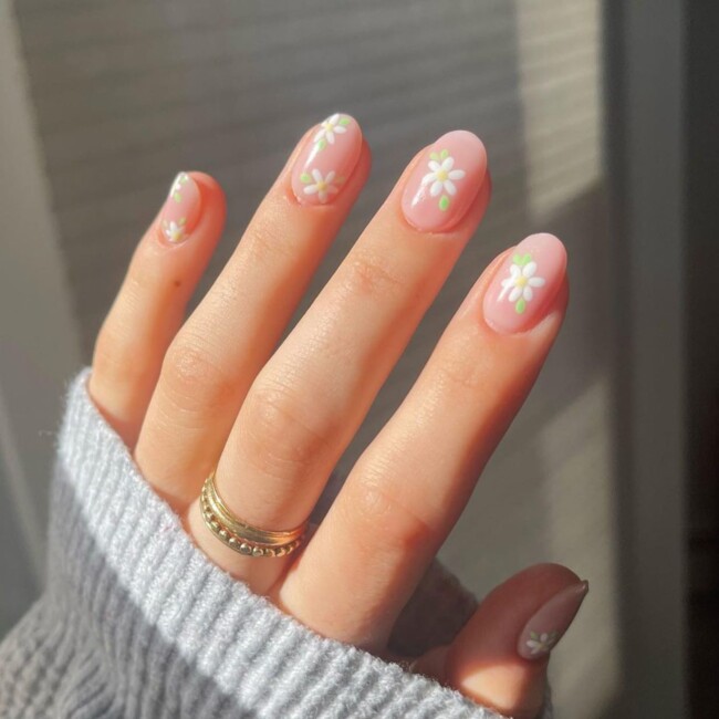 50 Cutest Short Nail Designs for Spring 2022 — White Flower Short Nails