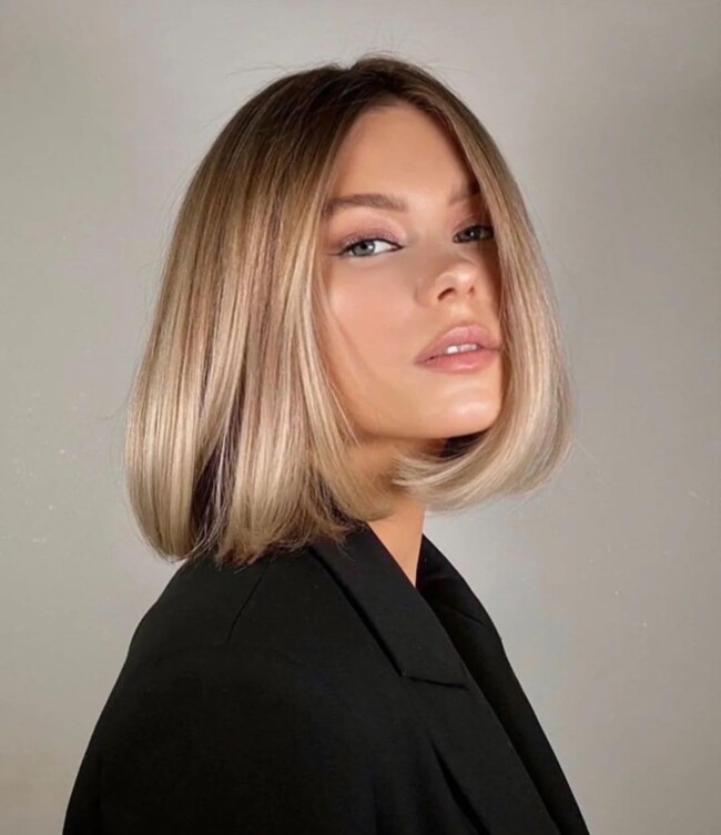 25 middle part bob hairstyles — Golden Honey Middle Part Bob