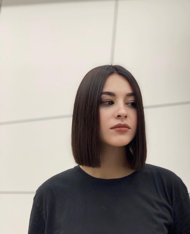 middle part bob with highlights, bob hairstyles, short layered bob with a middle part, middle part layered bob, short bob with middle part, middle part bob blunt cut, bob haircuts, chin-length bob, textured bob, blunt bob haircut