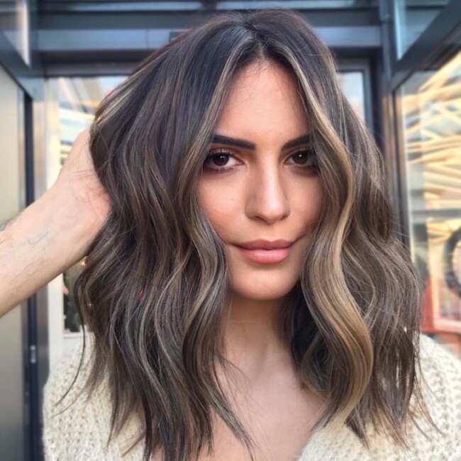 55 Gorgeous Hairstyles for Medium Length Hair — Dark Brown with Blonde Highlighted Lob Hairstyle