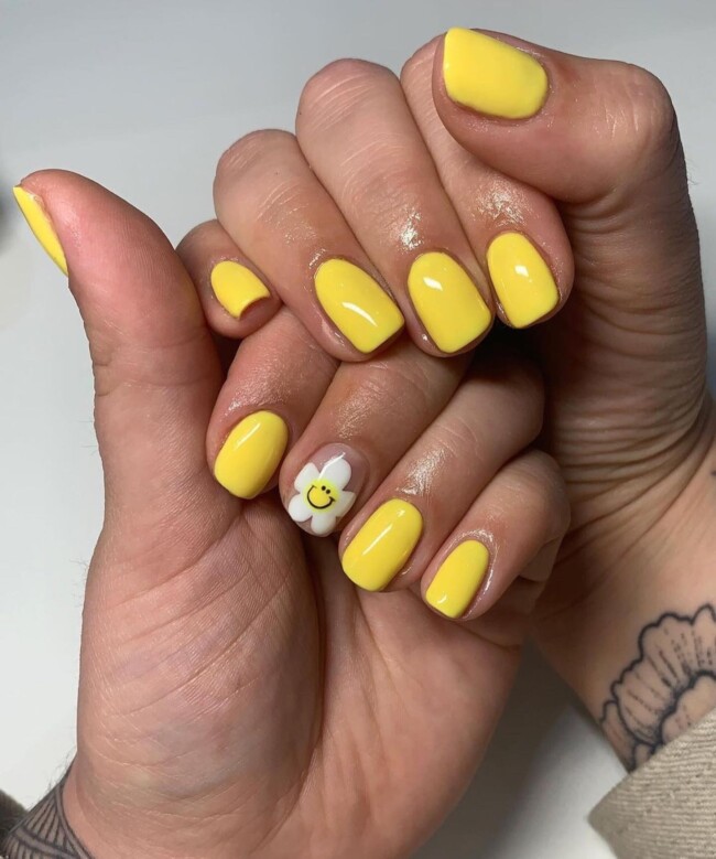 60+ Cute Easter Nail Art Designs — White Flower & Yellow Short Nails