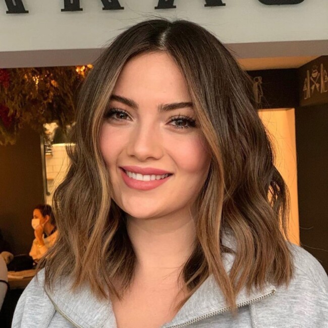 medium hairstyles, medium haircuts, hairstyles 2022 female medium length, mid length hairstyles 2022, medium layered haircuts 2022, medium length hairstyles 2022, shoulder length hairstyles, lob hairstyles, long bob hairstyle,s medium length hair