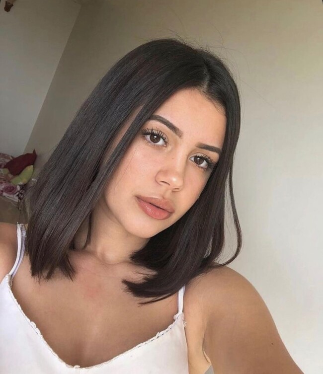 middle part lob hairstyle, lob haircut 2022, lob haircut with layers, lob haircut medium length, lob haircut 2021 with fringe, lob hairstyles 2022, lob haircut 2021 fine hair, lob hairstyle, lob haircut with bangs, lob haircut for thin hair, lob hairstyles 2022, textured lob haircut