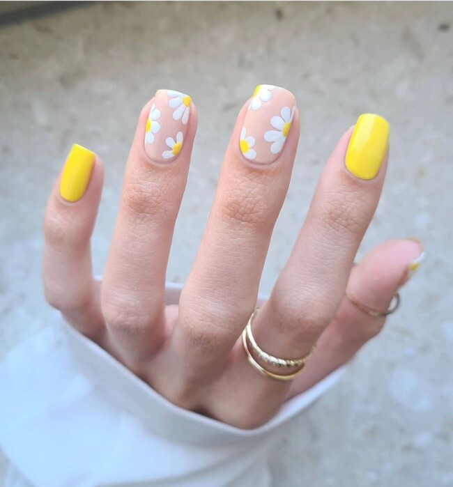 60+ Cute Easter Nail Art Designs — Daisy & Yellow Short Nails