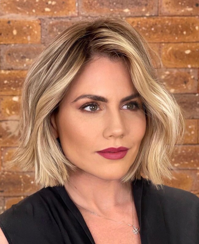 50 Best Bob and Lob Haircuts for Summer 2022 — Side Part Textured Long Bob