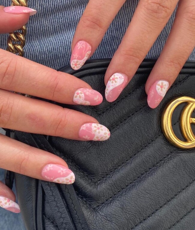 pink and white flower nails, daisy nails, ditsy flower nails, summer nails, summer nails 2022, flower nails, summer flower nails, flower nails designs 2022, flower nails 3d, flower nails designs, flower nail acrylic, nail art designs 2022