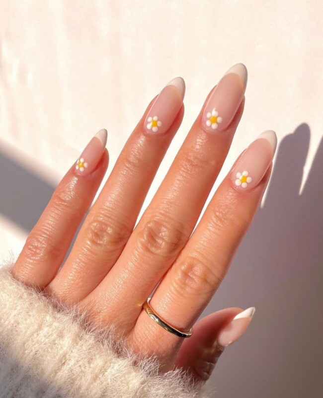 52 Super Pretty Floral Nail Designs — French Tip Nails with Daisy